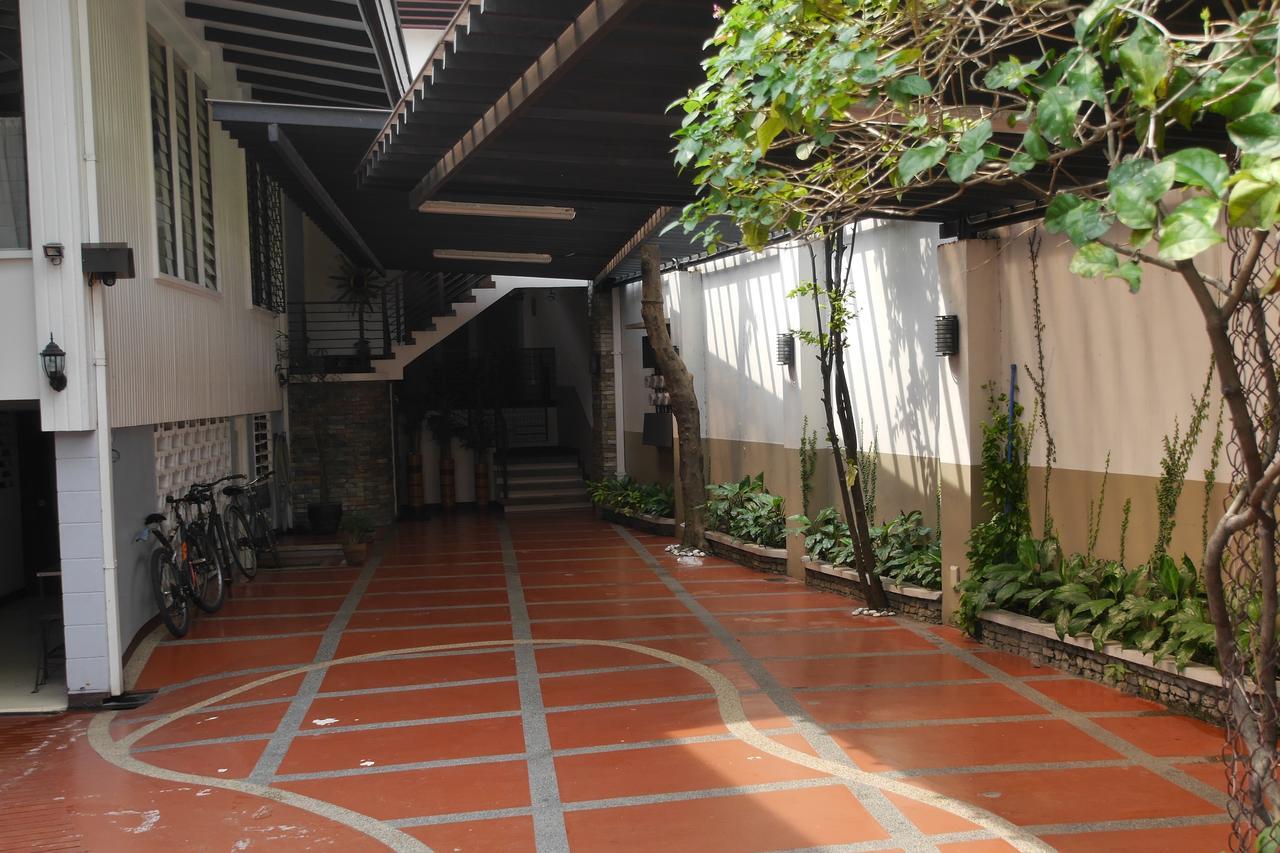 New Manila Suites Quezon City Exterior photo